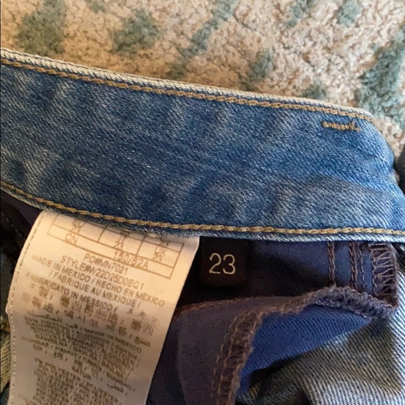 Guess booty short - Picture 4 of 4